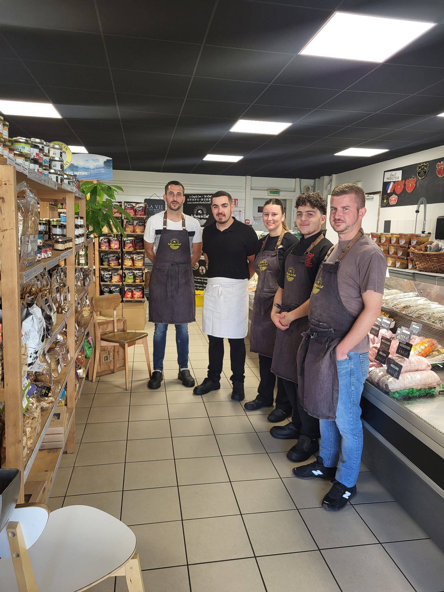 Equipe d'Au Marché de l'Oust posant dans le magasin